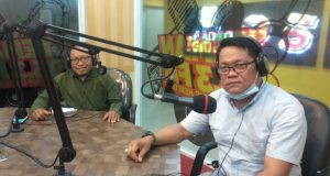 Putra Gara dan Bambang Irawan, Ketua dan Sekretaris DKKB, saat on air di Radio Teman.