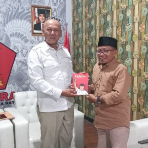 Putra Gara Memberikan Buku Prabowo Sang Pemimpin Kepada Ketua DPC Gerindra Kota Bogor