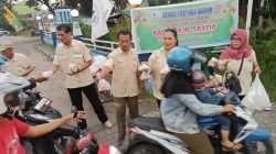 Pengurus DPD SWI Sidoarjo saat membagikan takjil. (7/4/2023).