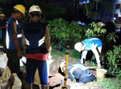 Tim pekerja lapangan sedang memperbaiki kebocoran pipa didaerah Jl. Raya Jakarta - Bogor