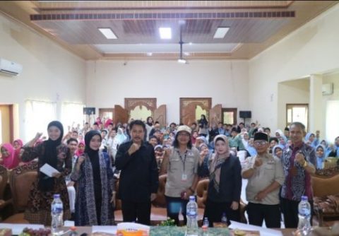 Foto bersama DPD SWI Jepara, Kesbangpol (FKPT), Lukito Sudi Asmara, Dosen UPN Yogyakarta, Anik Yuniarti, dan pelajar yang hadir.